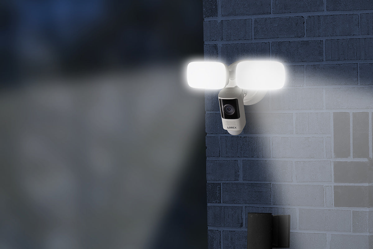 Lorex 2K Wi-Fi Floodlight Security Camera (32GB) - Open Box
