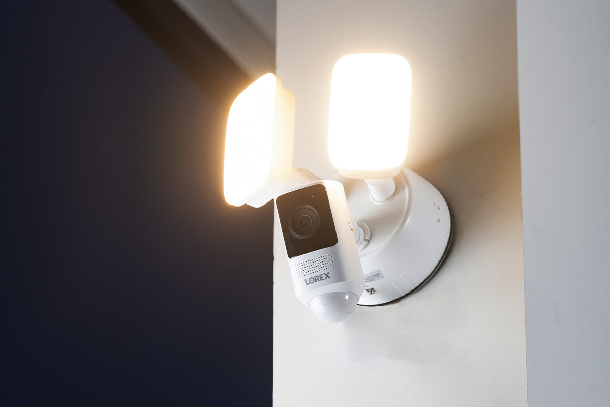 Lorex 2K Wi-Fi Floodlight Security Camera (32GB) - Open Box